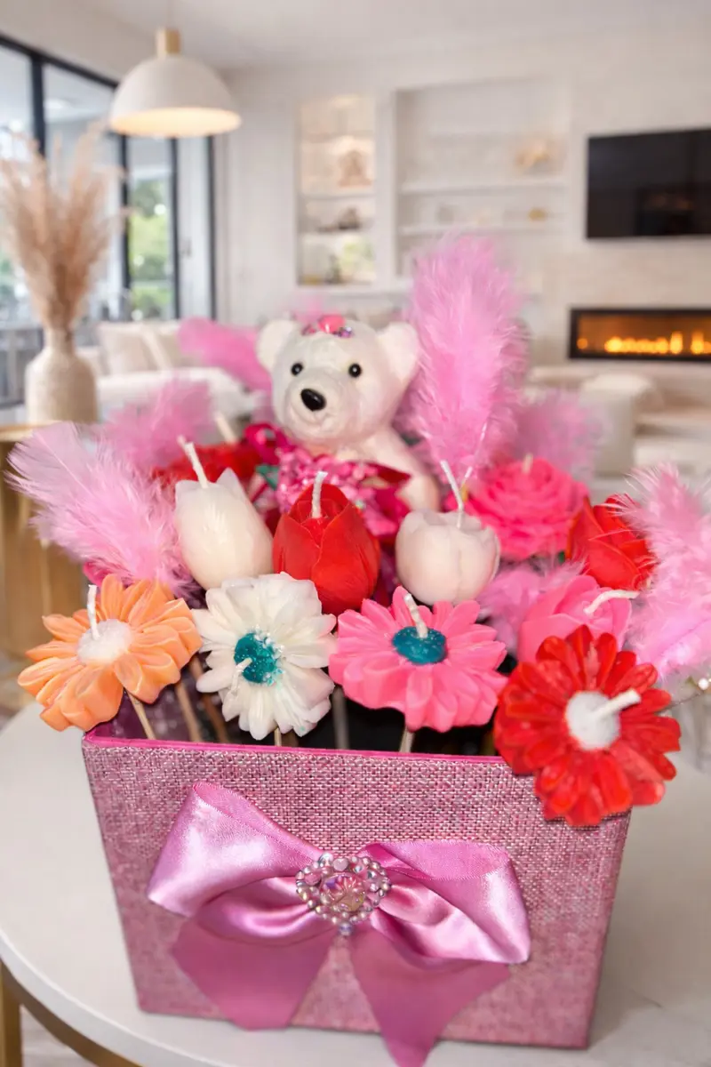 🧸🌸 Çəhrayı Qutuda Ayıcıqlı Buket Şam — sevginin ən şirin hədiyyəsi el işi şəkli 2